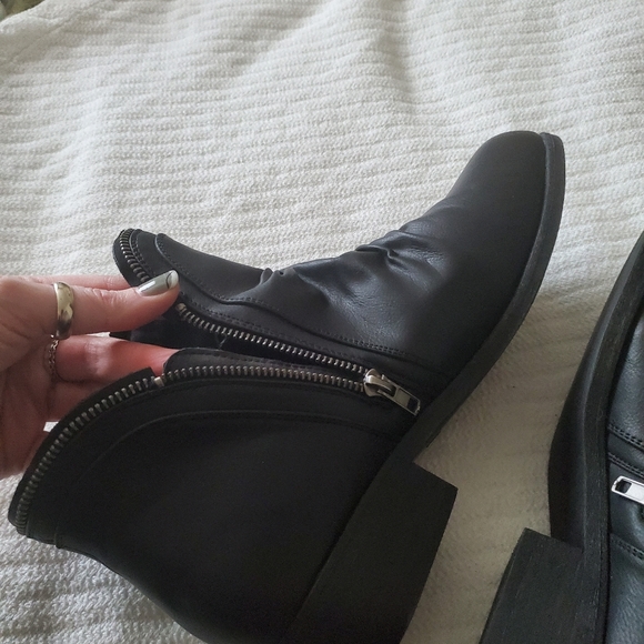 Black zipper ankle booties. Size 11 - Picture 3 of 6